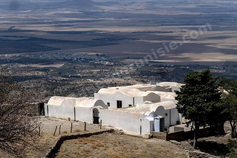 The Sidi Bougabrine Mausoleum on the slopes of Jebel Zaghouan. Zaghouan is an agricultural town of Roman origin (Ziqua) built at the foot of Jebel Zaghouan (1,295 m) and rich in spring-fed fountains. It is a charming little medina clinging to the slopes of the wooded hill. Its sacred architecture reflects deep Andalusian influences, as a community of Andalusian refugees settled there in the 17th century. 