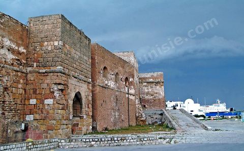 Kasbah avec au fond le port de La Goulette