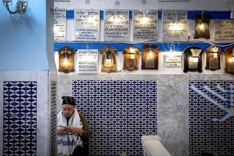 27 novembre 2018 : Les pélérins se rendent à la synagogue Beit Mordekhai de la Goulette pour des prières dans le cadre du pélerinage. Près de 300 pélerins juifs venus principalement de France pour assister au traditionnel pèlerinage sur la tombe de Rebbi Hai Taieb Lo Met. A l’occasion de ce pèlerinage, de nombreux Tunisiens de confession juive se rendent sur la tombe du rabbin ainsi que dans d’autres sanctuaires et lieux de culte juifs comme la Grande Synagogue de Tunis ou celle de la Goulette.