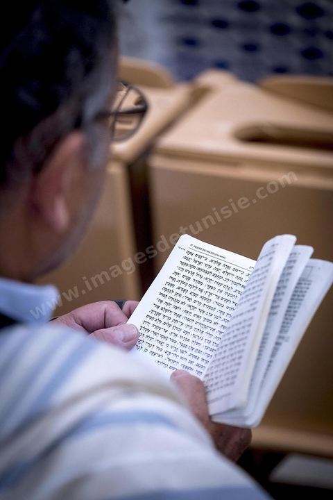 27 novembre 2018 : Les pélérins se rendent à la synagogue Beit Mordekhai de la Goulette pour des prières dans le cadre du pélerinage. Près de 300 pélerins juifs venus principalement de France pour assister au traditionnel pèlerinage sur la tombe de Rebbi Hai Taieb Lo Met. A l’occasion de ce pèlerinage, de nombreux Tunisiens de confession juive se rendent sur la tombe du rabbin ainsi que dans d’autres sanctuaires et lieux de culte juifs comme la Grande Synagogue de Tunis ou celle de la Goulette.