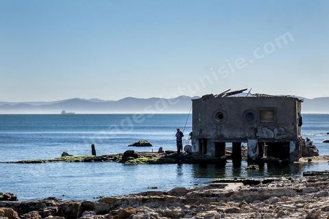 Plage et pêcheurs à La Marsa, ville de la banlieue nord de Tunis est une station balnéaire hupée
