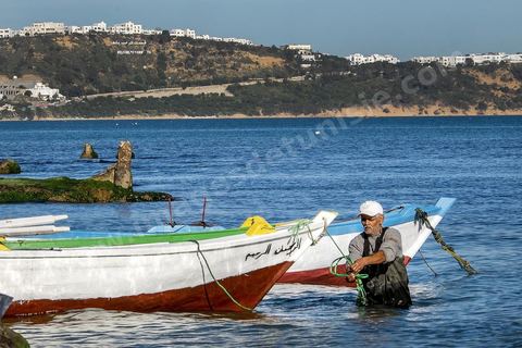 Plage et pêcheurs à La Marsa, ville de la banlieue nord de Tunis est une station balnéaire hupée