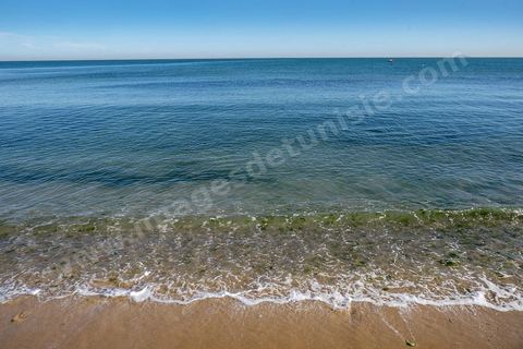Plage et pêcheurs à La Marsa, ville de la banlieue nord de Tunis est une station balnéaire hupée
