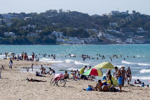 En été la plage de La Marsa se remplit, les quartiers populaires se retrouvent sur la plage chic bordée des plus belles villas du pays. 