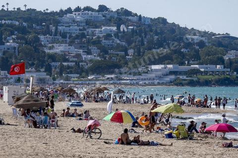 En été la plage de La Marsa se remplit, les quartiers populaires se retrouvent sur la plage chic bordée des plus belles villas du pays. 