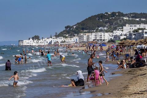 En été la plage de La Marsa se remplit, les quartiers populaires se retrouvent sur la plage chic bordée des plus belles villas du pays. 