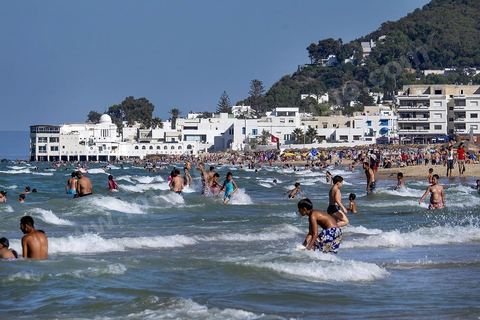 En été la plage de La Marsa se remplit, les quartiers populaires se retrouvent sur la plage chic bordée des plus belles villas du pays. 