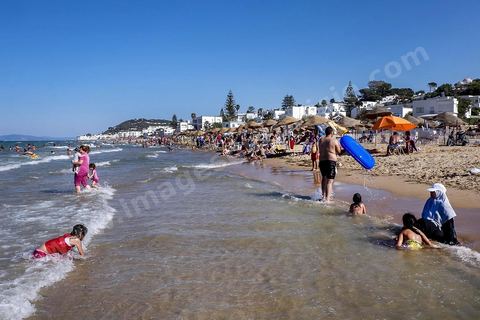 En été la plage de La Marsa se remplit, les quartiers populaires se retrouvent sur la plage chic bordée des plus belles villas du pays. 