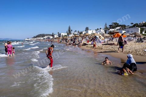 En été la plage de La Marsa se remplit, les quartiers populaires se retrouvent sur la plage chic bordée des plus belles villas du pays. 