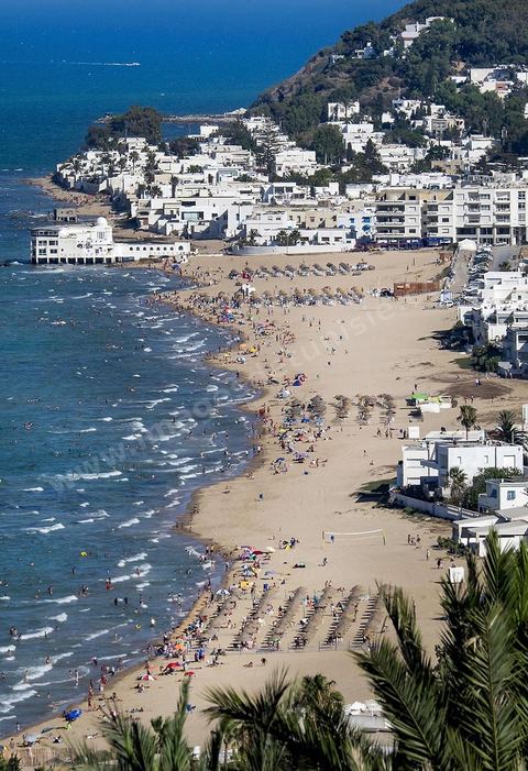 En été la plage de La Marsa se remplit, les quartiers populaires se retrouvent sur la plage chic bordée des plus belles villas du pays. 