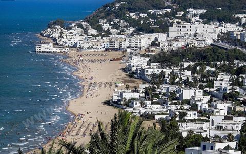 En été la plage de La Marsa se remplit, les quartiers populaires se retrouvent sur la plage chic bordée des plus belles villas du pays. 