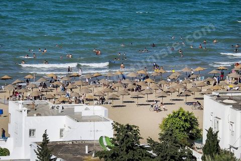 En été la plage de La Marsa se remplit, les quartiers populaires se retrouvent sur la plage chic bordée des plus belles villas du pays. 