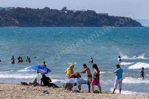 En été la plage de La Marsa se remplit, les quartiers populaires se retrouvent sur la plage chic bordée des plus belles villas du pays. 