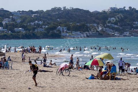 En été la plage de La Marsa se remplit, les quartiers populaires se retrouvent sur la plage chic bordée des plus belles villas du pays. 