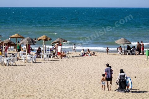 En été la plage de La Marsa se remplit, les quartiers populaires se retrouvent sur la plage chic bordée des plus belles villas du pays. 