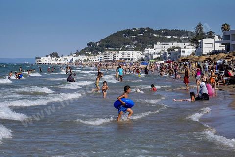 En été la plage de La Marsa se remplit, les quartiers populaires se retrouvent sur la plage chic bordée des plus belles villas du pays. 
