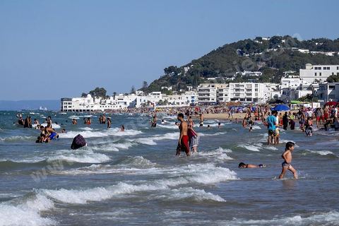 En été la plage de La Marsa se remplit, les quartiers populaires se retrouvent sur la plage chic bordée des plus belles villas du pays. 