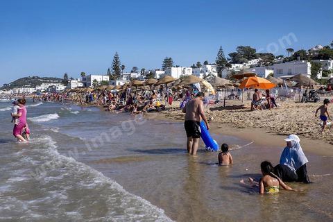 En été la plage de La Marsa se remplit, les quartiers populaires se retrouvent sur la plage chic bordée des plus belles villas du pays. 