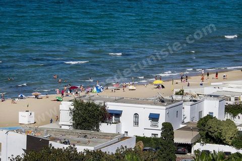 En été la plage de La Marsa se remplit, les quartiers populaires se retrouvent sur la plage chic bordée des plus belles villas du pays. 