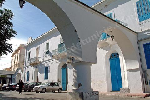 Place Saf Saf à La Marsa, ville de la banlieue nord de Tunis est une station balnéaire hupée