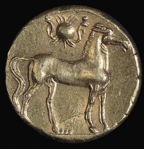 Monnaie punique en or. Avers‑: tête féminine diadémée portant boucles d’oreilles et collier‑; revers‑: cheval surmonté d’un uraeus (milieu du iiie‑siècle av.‑J.-C., musée du Bardo) section punique - musée du bardo
