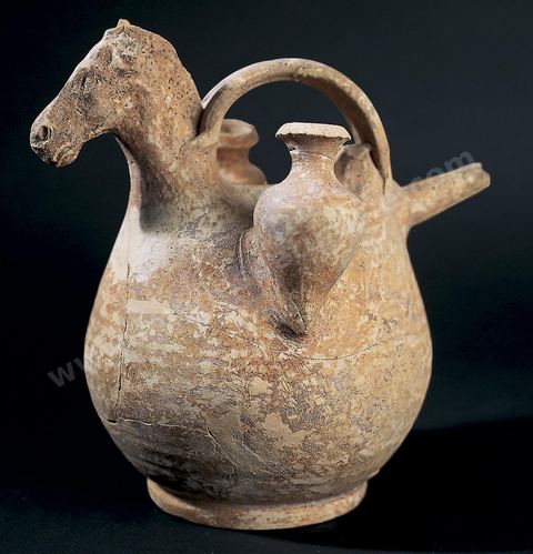 Vase (askos) en forme de cheval chargé d’amphores, scène courante de la vie de l’époque que l’on trouve fréquemment dans les nécropoles tardives de‑Carthage (H. 16‑cm, l.‑11‑cm, IIIe-IIe siècles av.‑J.-C., musée du Bardo) section punique - musée du Bardo
