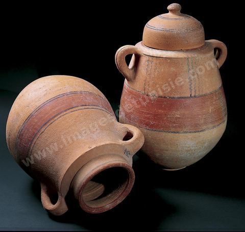 Amphores, dites à épaulement, produites à Carthage à l’époque archaïque et souvent mises au jour‑au niveau Tanit I du tophet (viiie-VIIe‑siècles). Décor de bandes rouges et de lignes noires (H. 25 à 30‑cm, tophet, Carthage, musée‑de‑Carthage). Section punique