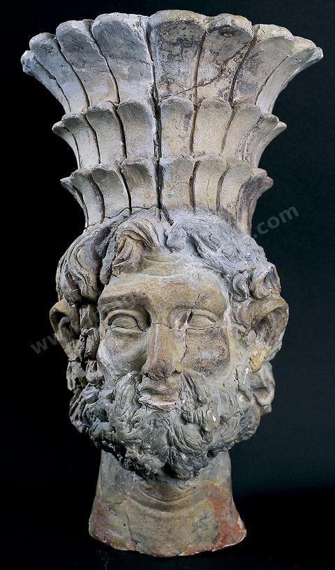 Belle tête en terre cuite de divinité masculine dans laquelle il est aisé de reconnaître le grand dieu du panthéon punique, Baal Hammon. Très expressive, elle garde des traces de vermillon. Elle fut découverte à Carthage par le docteur Carton, au lendemain de la Première Guerre mondiale, dans une «chapelle», en même temps que des terres cuites représentant Déméter Kernophoros (H.30‑cm, sanctuaire de Salammbô, Carthage, milieu du iie‑siècle av.‑J.-C., musée de Carthage). section punique