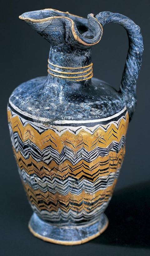 Oenochoés et amphorisque en pâte de verre polychrome, inspirées de modèles grecs et hellénistiques en terre cuite. Les verriers carthaginois les fabriquèrent dès le VIIe siècle. Grande cruche à bec tréflé, H. 18‑cm, Carthage, IIIe‑siècle av.‑J.-C., section punique - musée du Bardo