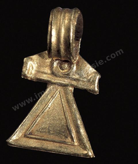Pendentif en or représentant le signe dit de Tanit - section punique - musée du Bardo