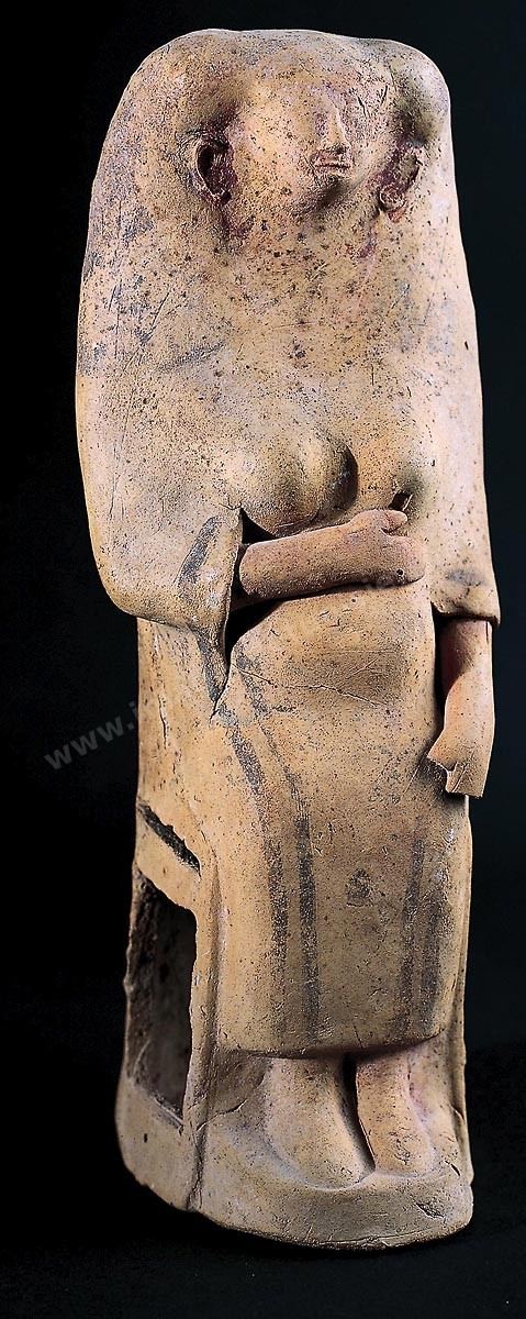 Statuette en terre cuite d’une déesse mère assise sur un trône d’osier, la main droite posée sur son ventre bombé (H. 25 cm, nécropole de Dermech, Carthage, viiie‑siècle av.‑J.-C., musée du Bardo ). section punique - musée du Bardo