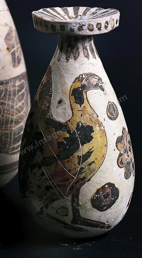Céramique d’importation qui reflète l’importance des réseaux commerciaux établis par les Carthaginois et la richesse de leurs échanges : gourdes chypriotes de forme sphérique décorées de lignes concentriques et de cercles du VIIe siècle ; vase de tradition corinthienne du VIe siècle; Musée du bardo - section punique