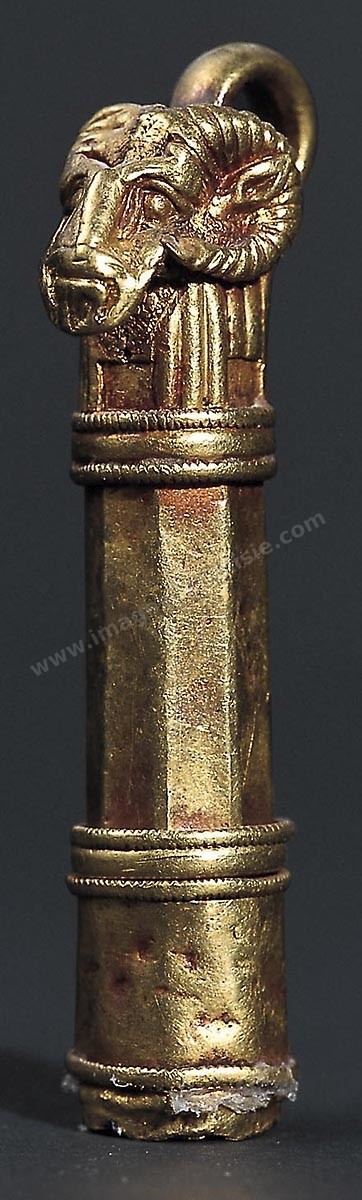 Pendentifs porte amulettes en or, ornés de la tête du dieu bélier Amon-Rê (H. 4,6 cm, nécropole de Dermech, Carthage, VIe siècle av.J.-C., musée du Bardo). section punique - musée du Bardo