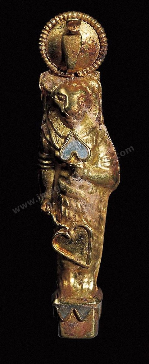 Pendentifs porte-amulettes en or, ornés de la tête de la déesse lionne Sekhmet (H. 4,6 cm, nécropole de Dermech, Carthage, VIe siècle av. J.-C., musée du Bardo). Section punique - musée du Bardo