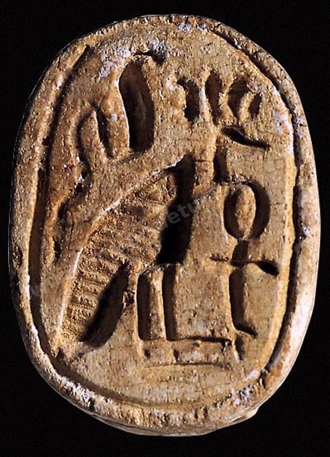Ornement de chaton de bague en pâte siliceuse décoré d’un faucon (Horus ?) et d’un serpent (musée du Bardo). section punique - musée du Bardo