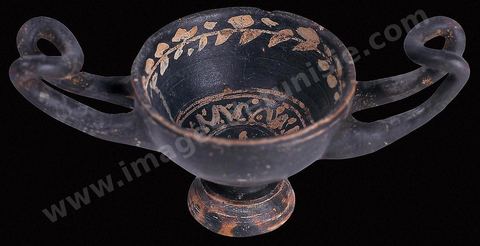 Coupe corinthienne à vernis noir et à anses relevées; décor incisé et surpeint représentant une guirlande (IIIe siècle, musée du Bardo). section punique - musée du Bardo