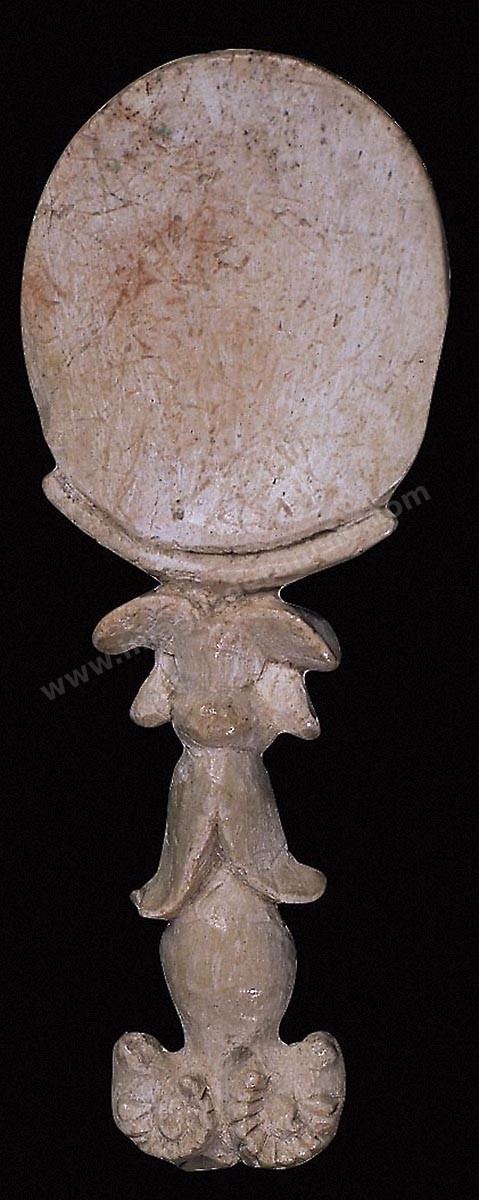 patule au manche en forme de fleur de lotus se terminant par deux têtes de béliers (H. 8,5‑cm, musée du Bardo). section punique - musée du Bardo