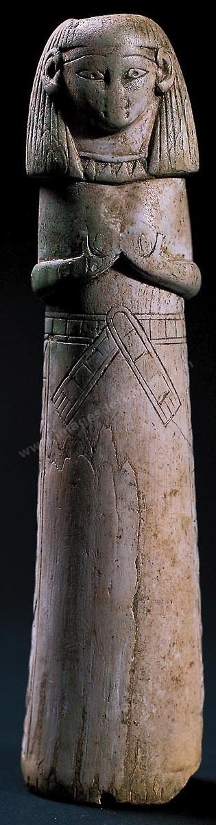Manche de miroir figurant une déesse mère se pressant les seins ( H. 13‑cm, nécropole de Douimès, Carthage, VIIe‑siècle av.‑J.-C., musée de Carthage ). section punique
