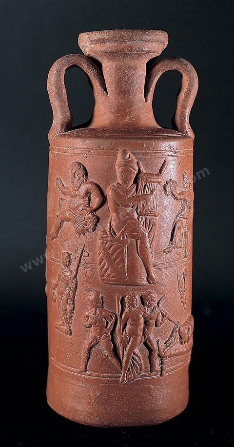 Cruche cylindrique avec personnages, III ap JC, Al Aouja, musee du Bardo