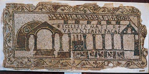 mosaique tombale representant une basilique a 3 nefs, V ap JC, Tabarka, musee du Bardo