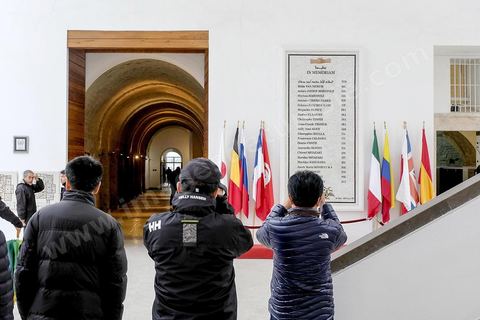 28 décembre 2018 à 10h29 : dasn le hall, tout de blanc, du musée du Bardo, la stèle commémorative de l'attentat du 18 mars 2015 rappelle quand dans ce haut lieu de culture tunisien 22 touristes étrangers sont morts. Passage obligé pour les touristes d'aujourd'hui pour une photo ou un moment de recueillement.