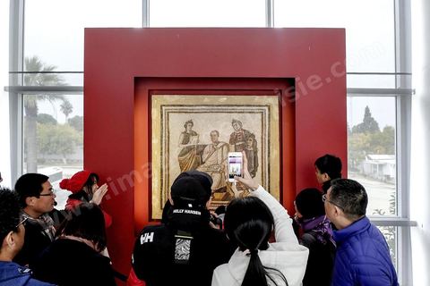 28 décembre 2018 à 10h31 : la célèbre mosaïque de Virgile et les Muses tourne le dos au parking du musée du Bardo, point de départ de l'attaque terrosite du 18 mars 2015 qui a fait 22 morts. Comme la Joconde du Louvre cette mosaique est la première étape pour ce groupe de touristes japonais en visite au musée du Bardo. 