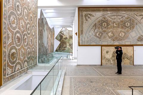 28 décembre 2018 à 10h40 : le musée du Bardo expose la plus importante collection de mosaïques romaines, les nombreuses salles de ce palais connait toujours une effervesence. Un touriste japonais photographiant l'un des grands panneaux de mosaïques.