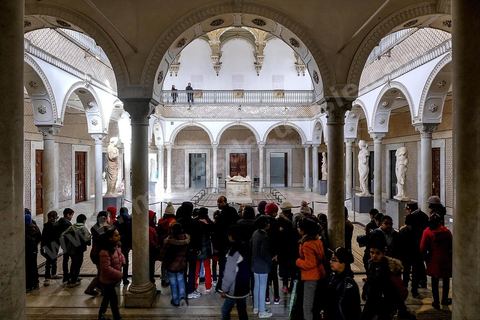 28 décembre 2018 à 10h43 : la salle de Carthage, coeur du musée et ancien pation du palais, présente des mosaïques au sol et des statues entre les colonnades. Les touristes affluent dasn ce lieu unique. 