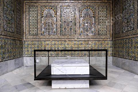 28 décembre 2018 à 10h50 : dans la salle de Virgile, ancienne chambre du palais du Bey, la richesse de la coupole stuquées et des céramiques murales cohabitent avec les impacts de balles sur les vitrines et les murs. La volonté de la direction a été de conserver ces impacts pour ne pas oublier ce terrible attentat du 18 mars 2015 qui a fait 22 morts, ils sont aujourd'hui une attraction touristique.