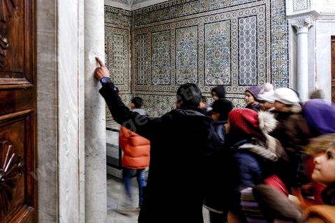 28 décembre 2018 à 10h50 : dans la salle de Virgile, ancienne chambre du palais du Bey, la richesse de la coupole stuquées et des céramiques murales cohabitent avec les impacts de balles sur les vitrines et les murs. La volonté de la direction a été de conserver ces impacts pour ne pas oublier ce terrible attentat du 18 mars 2015 qui a fait 22 morts, ils sont aujourd'hui une attraction touristique.