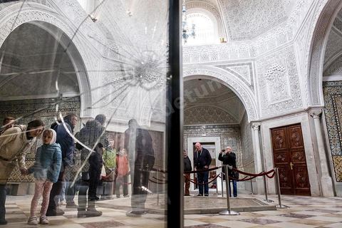 December 28, 2018, at 12:15 p.m.: In the Virgile Room, a former bedroom in the Bey’s Palace, the opulence of the stuccoed dome and the ceramic wall tiles coexists with bullet holes in the display cases and walls. Management decided to preserve these bullet holes so that the terrible attack of March 18, 2015—which claimed 22 lives—would not be forgotten; today, they serve as a tourist attraction.