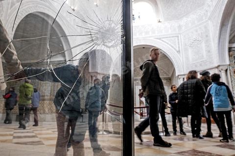 December 28, 2018, at 12:17 p.m.: In the Virgile Room, a former chamber of the Bey’s palace, the opulence of the stuccoed dome and wall ceramics coexists with bullet holes in the display cases and walls. Management decided to preserve these bullet holes so that the terrible attack of March 18, 2015—which claimed 22 lives—would not be forgotten; today, they have become a tourist attraction.