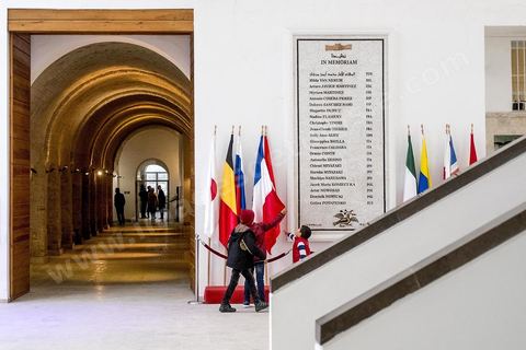 December 28, 2018, at 12:48 p.m.: In the all-white lobby of the Bardo Museum, the memorial to the March 18, 2015, attack serves as a reminder of the day when 22 foreign tourists lost their lives at this iconic Tunisian cultural landmark. It has become a must-see stop for today’s tourists, whether to take a photo or to observe a moment of silence.