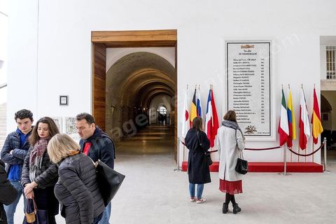 December 28, 2018, at 12:57 p.m.: In the all-white lobby of the Bardo Museum, the memorial to the March 18, 2015, attack serves as a reminder of the day when 22 foreign tourists lost their lives at this iconic Tunisian cultural landmark. It has become a must-see stop for today’s tourists, whether for a photo or a moment of reflection.